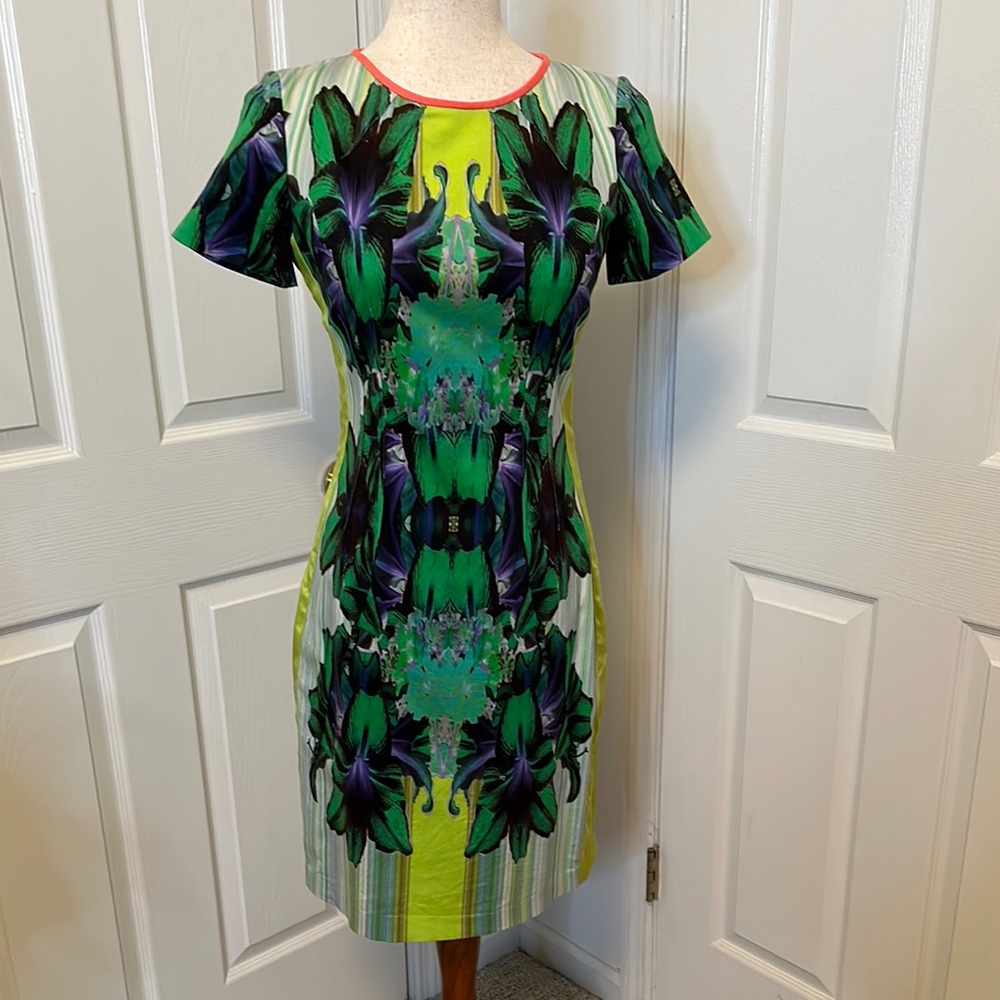Elie Tahari Sz 6 dress 16”PTP, 14” waist. 37” long